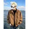 Chamarra corta color café estilo americano para hombre, colección de otoño, con silueta estructurada, cuello alto, diseño de chamarra de béisbol, estilo workwear de ajuste limpio y estilo chamarra de aviador.