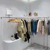 Estilos Selecionados de Expositores de Aço Inoxidável para Varas de Cabide para Roupas de Closet Feminino Venda por Atacado Prateleiras para Lojas de Roupas Femininas Loja de Roupas de Parede