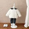 Conjunto acolchado para niñas, engrosado para otoño e invierno, estilo nuevo, adecuado para bebés y niños pequeños, moderno conjunto de tres piezas para finales de otoño e invierno