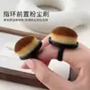 Novo pincel de pré-tratamento para nail art estilo anel, tipo com alça para o dedo, cerdas finas e macias, para remoção de pó das unhas