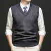 Nuevo chaleco de lana grueso de invierno con cuello en V para hombre, tejido con patrones sutiles, sin mangas, escote en forma de corazón, cálido y acogedor