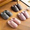 Pantuflas de Algodón Impermeables Mujer Otoño Invierno 2025 Nuevo Estilo Hogar Cálidas Cómodas Suela Gruesa Antibacterianas Superficie de Cuero Zapatos de Algodón Hombre para Usar Afuera