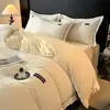 Conjunto de cama de luxo de alta qualidade, cor sólida outono e inverno, veludo de leite, borda larga com fita, quatro peças, Helena, jogo de cama para quarto principal, capa de edredom