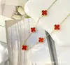 Collar de trébol de cuatro hojas y cinco flores, acero de titanio, chapado en oro de 18 quilates, superventas en transmisiones en vivo, moderno y versátil para mujer, cadena de clavícula de estilo coreano simple, venta al por mayor