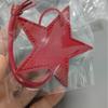 Llavero con colgante de estrella de cinco puntas de cuero sintético, ideal como decoración para llaves de coche o bolsos.