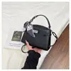 Bolso cuadrado pequeño de moda, nueva colección de verano 2026, elegante y chic, adecuado para mujeres jóvenes y de mediana edad, con cierre de cerradura, diseño de bolso de hombro y bolso cruzado, que irradia un ambiente elegante y sofisticado