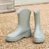 Nuevas botas de lluvia de otoño e invierno de red para mujer de media caña antideslizantes impermeables botas de lluvia zapatos de agua zapatos de goma resistentes al desgaste para hacer ejercicio combinan con todo