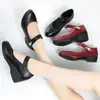 Zapatos de Cuero para Mujer con Tacón de Cuña de Velcro Modelo Nuevo Otoño 2026 para Personas de Mediana Edad y Mayores, Cómodos de Piel Suave con Correa Antideslizante Zapatos para Mujer