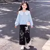 Conjunto de Dos Piezas para Niñas 2026 Primavera y Otoño Estilo Coreano Diseño Único Sudadera de Manga Larga con Adorno de Encaje y Pantalones Casuales Moderno