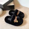 Chinelos peludos de sola grossa estilo coreano para mulheres, nova coleção outono/inverno 2026, design moderno, versáteis e fáceis de combinar, chinelos de algodão para usar ao ar livre