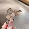Pinza Pequeña Estilo Coreano con Acabado de Alta Gama, Exquisita Horquilla de Flor con Pedrería, Elegante y Versátil para el Uso Diario, Pinza de Tiburón, Accesorio para el Cabello de Lujo Ligero