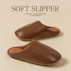 Chinelos silenciosos para mulheres, inverno, todas as estações, sola macia, sem barulho, para interior, casa, quentes, antiderrapantes, chinelos de couro PU e algodão, novos modelos de primavera e outono para homens