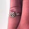 Anillo gatito plateado tailandés picadura de gato diseño de nicho para amigas moda de alta gama personalidad lujo ligero ins moda al por mayor