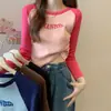 Nueva colección de primavera y otoño: top corto moderno de colores contrastantes, cuello redondo, camiseta de punto acanalado versátil y camiseta de manga larga bordada para mujer