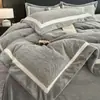 Veludo de leite, design em relevo tridimensional, tecido de alta densidade, nova coleção outono/inverno 2026, estilo de luxo leve e sofisticado, conjunto de lençol e capa de edredom para o quarto principal