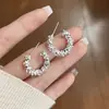 Brincos Prateados de Prata Amassada em Formato de C para Mulheres, Brincos Versáteis de Design de Nicho, Brincos Elegantes, Minimalistas, de Luxo Leve e Exquisitos