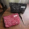 Bolsa de maquillaje de chenilla con estampado de cebra más vendida, neceser de tela de lujo ligero de gran capacidad hecho a medida, bolso de mano de almacenamiento para viajes