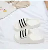 Sandalias estilo EVA "caminando sobre las nubes" para mujer, adecuadas para uso exterior e interior en verano, antideslizantes y resistentes al desgaste, uso bidireccional para hombres, venta al por mayor.
