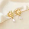 Pendientes de Acero Inoxidable con Flor de Perla Dorada Transfronterizos, Lujo Ligero, Simples y Elegantes, Diseño Versátil, Venta al por Mayor desde el Fabricante