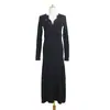 Vestido Longo Elegante de Manga Curta com Decote em V, Caimento Justo, Detalhe em Renda, Saia Plissada, Elegante e Rejuvenescedor, Adequado para Noites de Encontro e Eventos Noturnos
