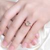Anillo de cristal en polvo de piedra de hibisco de cuatro garras directo de fábrica Anillo de diamante real de uva esmeralda europeo y americano para enviar regalo de diosa