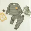 Conjunto Informal de Rayas para Bebé de Primavera y Otoño: Conjunto de dos piezas para bebés: top de manga larga con bolsillo de piel y pantalones jogger con cordón