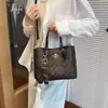 Bolsas de mano para mujer europeas y americanas 2026, bolsos tote casuales de gran capacidad, bandoleras y bolsos cruzados estampados de moda, bolsas MLB