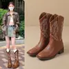 Botas Western Cowboy Bordadas Quadradas Retrô para Mulheres, Novo Estilo de Verão 2025, Salto Bloco V-Cut Meio da Panturrilha Marrom para Montaria