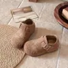 Sandálias Birkenstock Bordadas Estilo Artístico Infantil Outono/Inverno 2026 Novo Design Sapatilhas com Fivela para Meninas Sapatos Versáteis de Couro