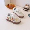 Zapatillas florales bordadas dulces para niñas, nuevo estilo coreano de otoño 2026, zapatos de suela blanda, modernos y versátiles para niñas pequeñas