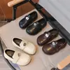 Zapatos de cuero estilo británico retro para niñas, nuevo modelo primavera y otoño 2026, mocasines versátiles para niños pequeños y niños pequeños