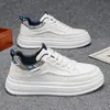 Nuevas zapatillas blancas de suela gruesa para hombre 2026, zapatillas casuales de skate, modernas y versátiles con un diseño de color contrastante, adecuadas para estudiantes y entusiastas del deporte