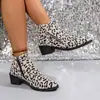 Botas Curtas de Salto Médio com Bico Fino e Estampa de Leopardo, Novidade Outono 2025, Tamanho Grande, Zíper Lateral, Salto Grosso, Botas Chelsea Transfronteiriças Europeias e Americanas para Mulheres