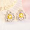 Aretes de diamantes amarillos chapados en dos colores, aretes de rosa con temperamento vivo, diamantes completos de doble capa, aretes de camelia de circonia amarilla