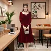 Vestido Vermelho para Brinde da Noiva de Alta Qualidade para Casamento Vestido de Banquete de Comprimento Médio com Abertura nas Costas Vestido de Banquete Dourado em Veludo para Mulheres