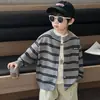 Suéter cardigan de malha fina listrado para meninos, primavera e outono, estilo coreano, top casual estiloso e versátil para crianças, roupas de bebê da moda