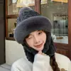 Chapéu de Inverno Feminino com Pom Pom de Pelo e Cachecol Integrado para Bicicletas Elétricas, Espessado para Calor e Proteção à Prova de Vento no Outono e Inverno