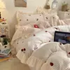 Conjunto de Cuatro Piezas de Felpa de Leche Estampada Cálida para Otoño e Invierno Estilo Coreano Encaje Grande Funda Nórdica Engrosada de Doble Cara Sábana Bajera Faldón de Cama