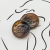 Botones de resina de imitación de cuerno de fábrica directos botón redondo de cuatro ojales botones para abrigo cortavientos al por mayor