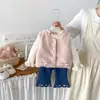 Invierno Dianxi conjunto simple de suéter para bebé con chaleco acolchado, pantalones acampanados de mezclilla bordados con forro polar hasta el tobillo, conjunto de tres piezas
