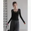 Camiseta preta com renda emendada, cadarço, decote V e manga longa para mulheres, top base para o outono, corte justo e design estiloso