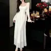 Vestido largo de color liso francés con manga larga, volantes y cuello cuadrado para mujer, estilo resort de lujo ligero para otoño, ajustado en la cintura, que se ciñe a la cadera.