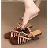Versión de piel de oveja~ Punta cuadrada punta abierta tira única hueco verano versátil temperamento moderno estilo vacacional prenda exterior chanclas para mujer