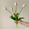 Arreglo artificial de tulipanes de silicona suave de 5 tallos, adecuado para la decoración de la sala de estar o el escritorio, disponible en stock