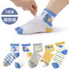 Calcetines de algodón para niños nuevos de primavera, verano, otoño e invierno, calcetines de tubo de fresa de dibujos animados rojos para niñas, estudiantes, bebés, al por mayor