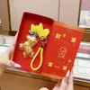 Llévate Riqueza Inmediatamente Set de Caja de Regalo Llavero Colgante Bolsa Dorada Accesorio Cadena de Teléfono Tienda de Transmisiones en Vivo de Tiktok Venta al por Mayor