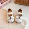 Zapatos de princesa de lunares estilo coreano para niñas, nuevos zapatos individuales para niños con suelas blandas, mocasines versátiles para niños pequeños y niños pequeños