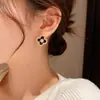 Pendientes de botón de flor de cuatro hojas de circonio de moda versátiles estilo francés, exquisitos, sencillos, dulces, compactos y adecuados para ir al trabajo, con sentido del diseño