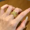 Anillo de Mariposa con Pedrería Impresionante Sentido de Diseño de Nicho Moda Retro para el Trabajo Simple Versátil Anillo Rayado de Moda