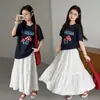 Conjunto de Camiseta Curta e Saia Doce e Fofo para Crianças Maiores, Novo Estilo de Verão com Laço, Conjunto de Duas Peças da Moda